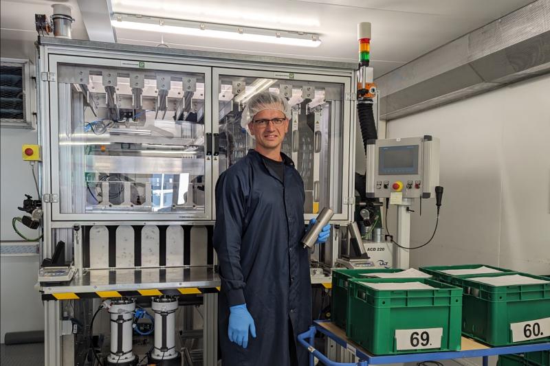 EAS Batteries about Electrolyte Injector: Efficient processes in production.
